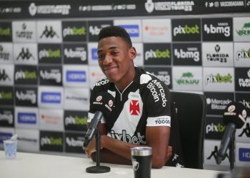 Léo é apresentado oficialmente pelo Vasco: 'Clube gigante'