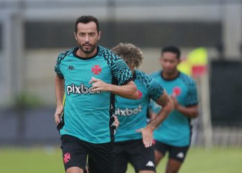 Nenê elogia jogador que vem atuando em nova posição no Vasco