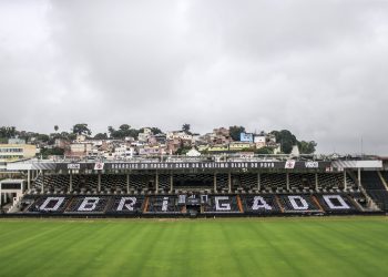 O último adeus! Torcedores chegam a São Junário para se despedir de Roberto Dinamite