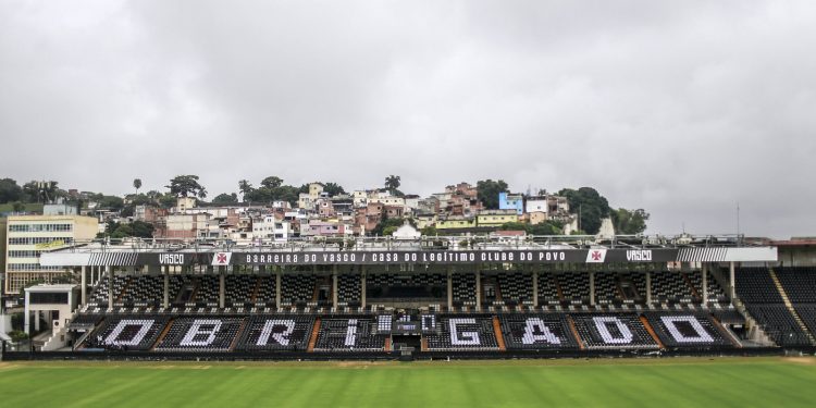 O último adeus! Torcedores chegam a São Junário para se despedir de Roberto Dinamite