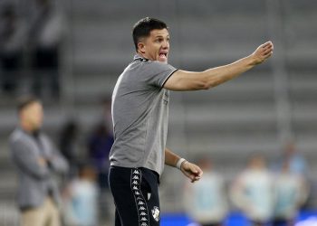 Barbieri esboça mudanças na Vasco para amistoso