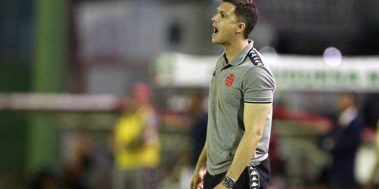 "Ótima dor de cabeça" Barbieri fala sobre chegada de Léo Jardim ao Vasco