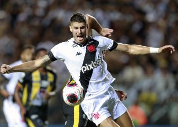 Vasco joga mal, perde para o Volta Redonda e decepciona torcida