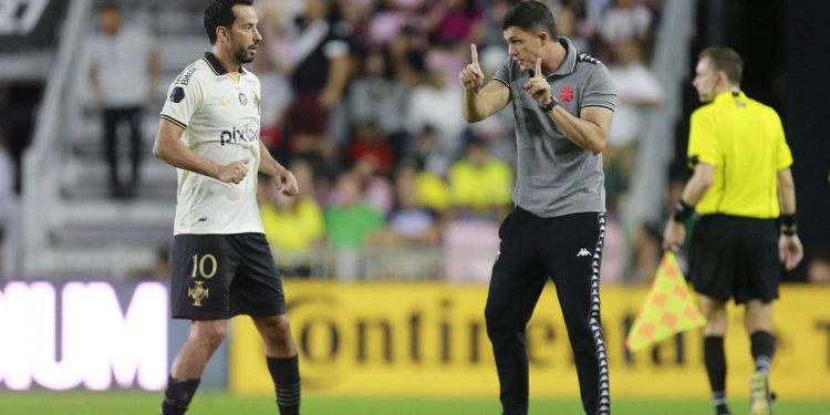 Barbieri explica posição de Nenê no Vasco