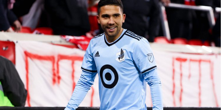 Confira a situação de Emanuel Reynoso, meia sondado no Vasco