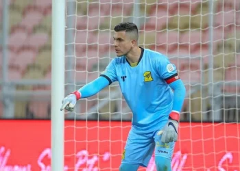 Goleiro alvo do Vasco renova com clube e vinda é descartada