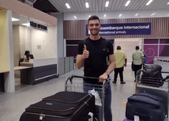 Léo Jardim chega ao Rio para assinar com o Vasco e fala sobre disputa com Ivan