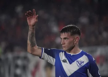 Luca Orellano chega no Rio para assinar com o Vasco