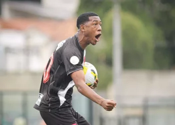 Rayan se torna o jogador mais jovem a atuar pelo Vasco no Século XXI