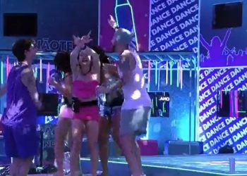 Bruna Griphao, do BBB23, canta música do Vasco e faz gestos de organizada