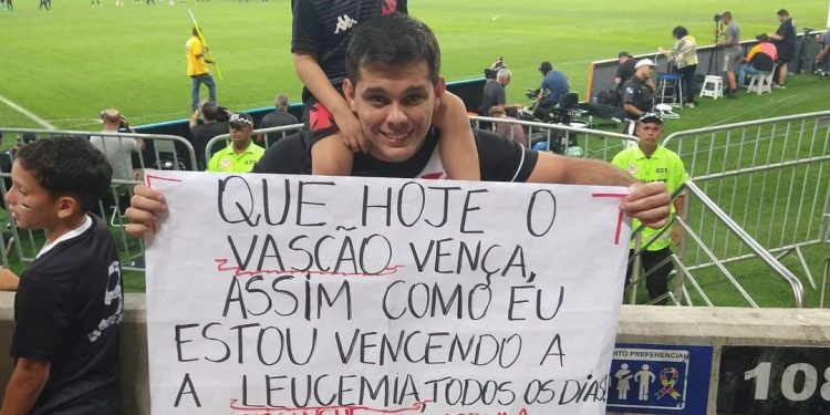 Théo Baby, que viralizou com cartaz em jogo do Vasco, vence a Leucemia