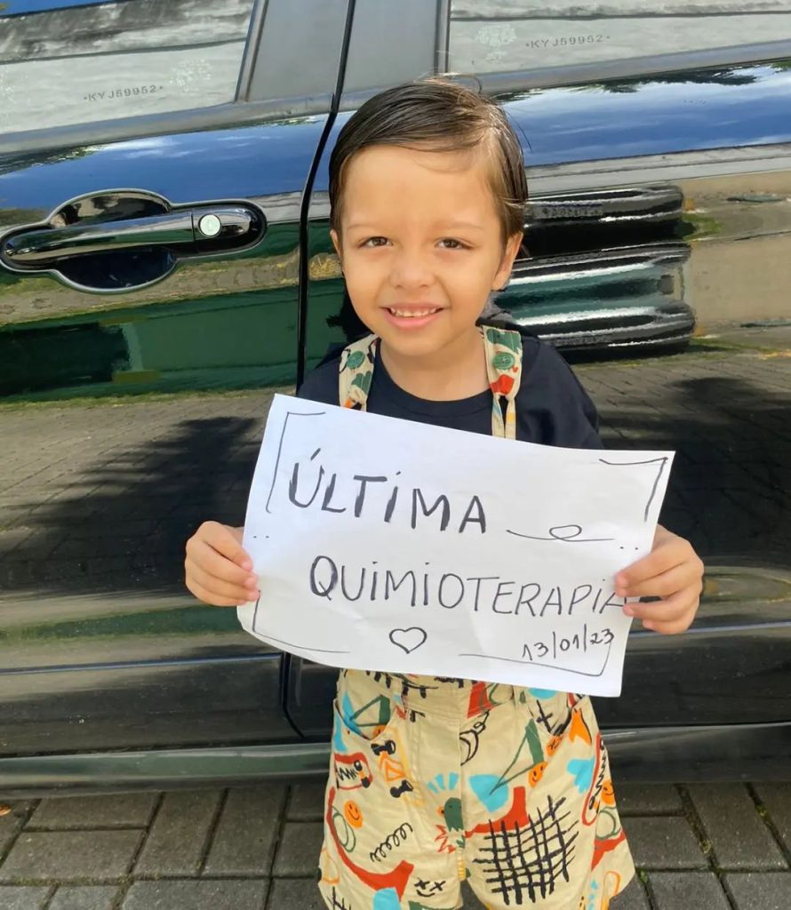 Théo Baby, que viralizou com cartaz em jogo do Vasco, vence a Leucemia