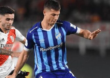 Vasco dá ultimato por Capasso e estipula prazo para zagueiro chegar ao Brasil