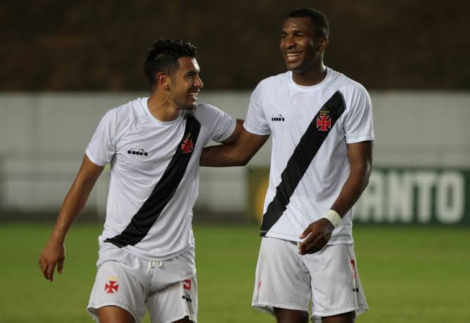 Juninho faz gesto de organizada do Vasco para torcida do Flamengo