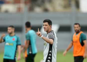 Reforço do Vasco faz chover nos treinos e encanta Barbieri e Abel Braga