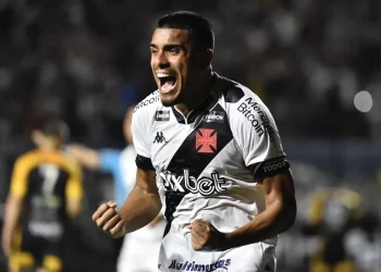 Lateral de recente passagem pelo Vasco anuncia sua aposentadoria do futebol