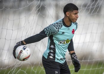 Técnico que levou Halls para o Vasco afirma que o goleiro está preparado para o clássico