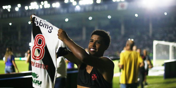 Vasco monitora situação de Andrey Santos