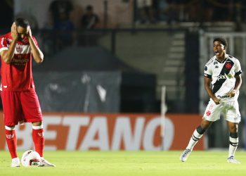 Andrey Santos assina contrato com o Vasco e tem chance de jogar contra o Flamengo