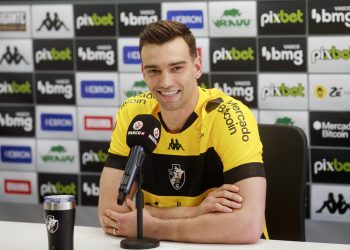 Léo Jardim é apresentado no Vasco e fala sobre disputa com Ivan e motivo que fez aceitar jogar no Cruzmaltino