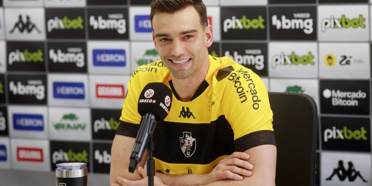 Léo Jardim é apresentado no Vasco e fala sobre disputa com Ivan e motivo que fez aceitar jogar no Cruzmaltino