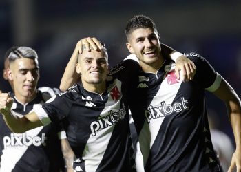 Pedro Raul marca dois, Vasco goleia o Resende e anima a torcida