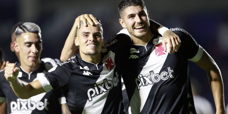 Pedro Raul marca dois, Vasco goleia o Resende e anima a torcida