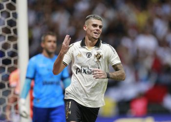 Gabriel Pec vive evolução e empata com Alex Teixeira em gols pelo Vasco