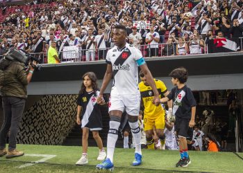 "Melhor contratação" Torcida do Vasco exalta atuação de zagueiro Léo