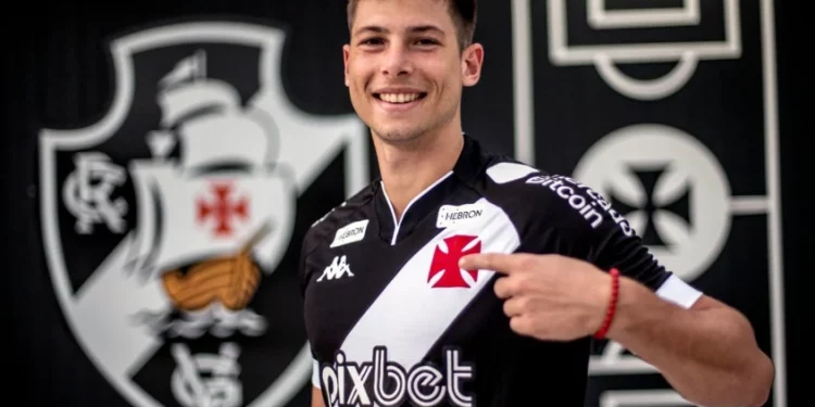 Novo reforço do Vasco chega ao Rio para realizar exames; Capasso aguarda sua regularização