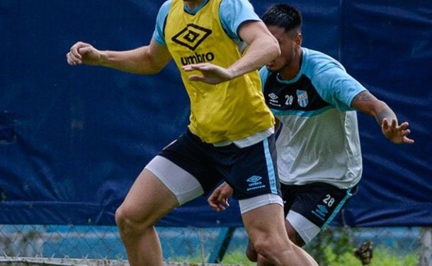 Alvo do Vasco, Capasso volta a treinar no Atlético Tucumán