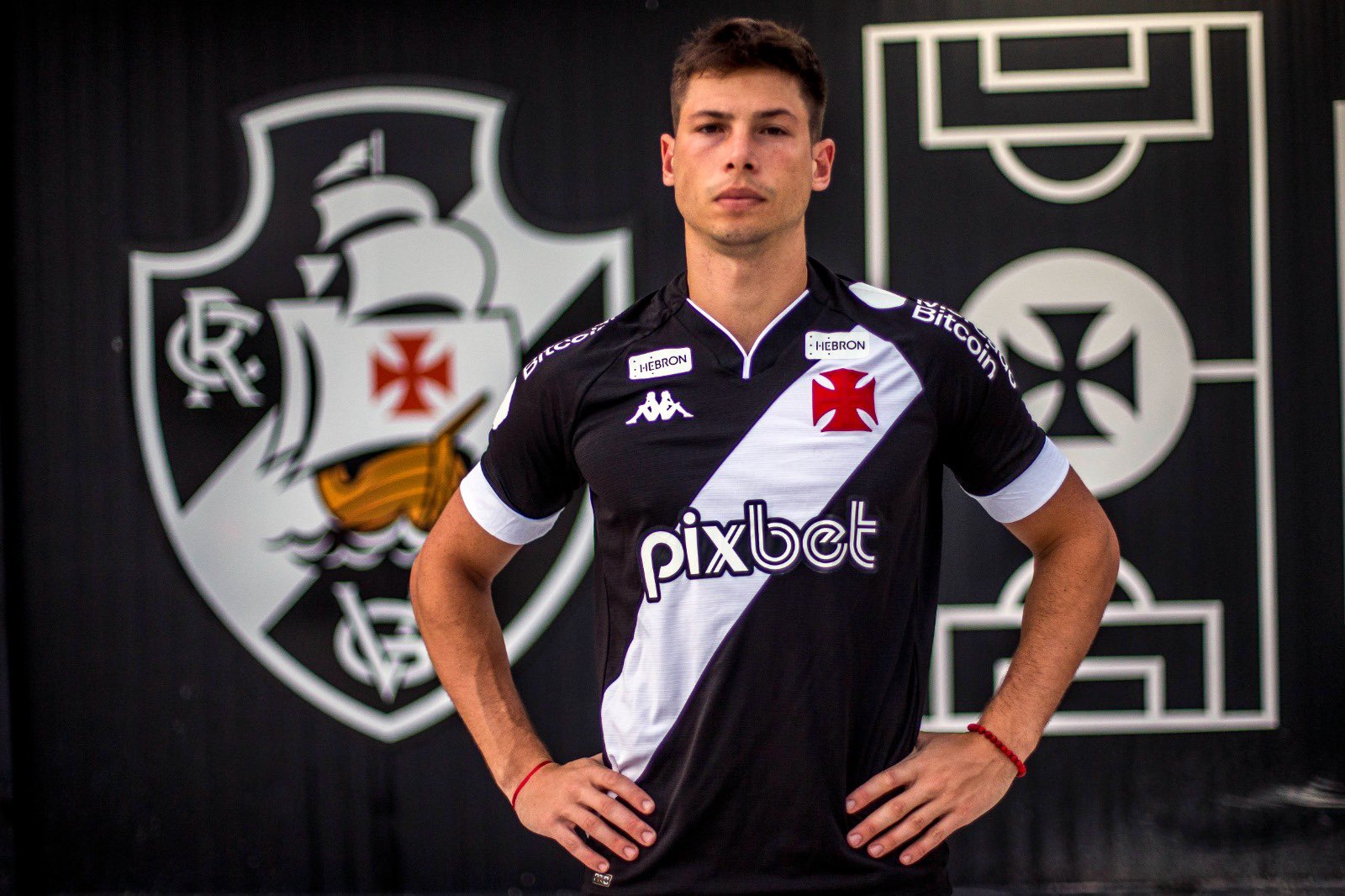 Vasco anuncia a contratação do zagueiro Manuel Capasso