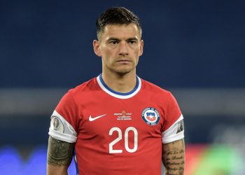 Gigante Brasileiro entra na disputa com o Vasco por volante Charles Aránguiz