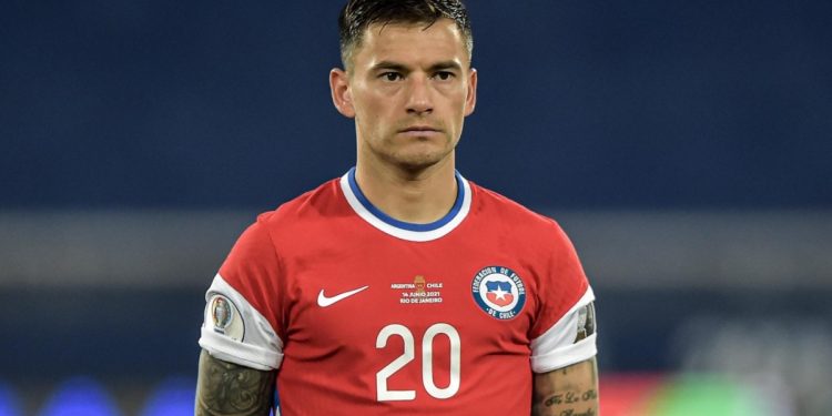 Gigante Brasileiro entra na disputa com o Vasco por volante Charles Aránguiz