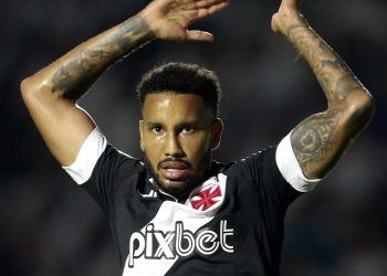 Jair, do Vasco, pode jogar contra o Botafogo