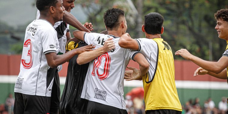 Joia do Vasco é disputada por 3 clubes da Espanha e Cruzmaltino pode perder jogador de graça