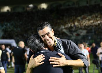 Vasco vai ao mercado e contrata novo goleiro visando o futuro..