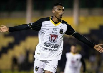 Vasco vence concorrência e contrata atacante Lelê