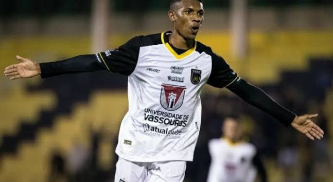 Vasco vence concorrência e contrata atacante Lelê