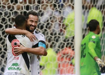 Confira os fatores que pesam para renovação de Nenê com o Vasco