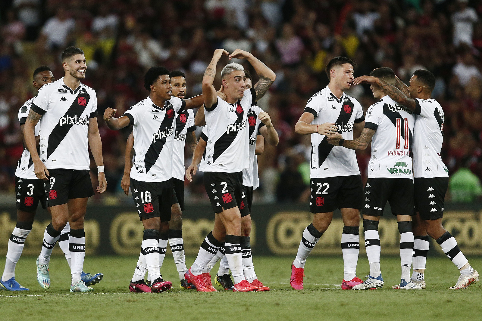 Em jogo acirrado, Flamengo e Vasco ficam no zero no Maracanã