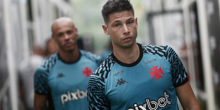 Manuel Capasso mostra disposição e cai nas graças da torcida do Vasco