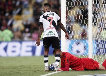 Vasco falha três vezes e perde para o Flamengo