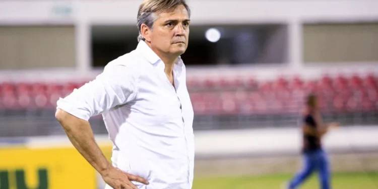 Ex-lateral campeão brasileiro pelo Vasco, sonha em um dia treinar o clube