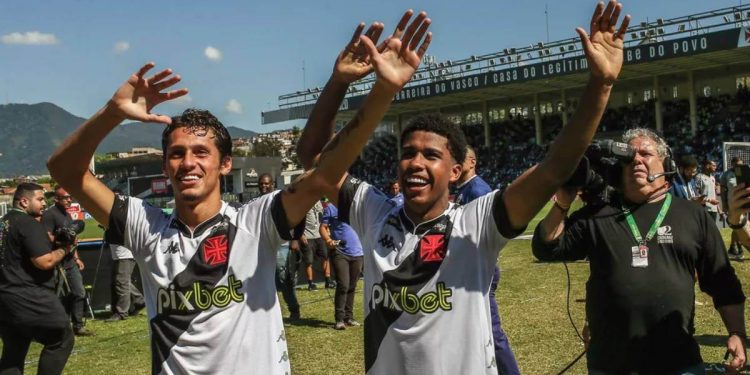 Base do Vasco chama a responsabilidade no início da temporada