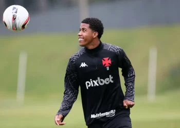 Desempenho de Andrey como primeiro volante é bom para Barbieri