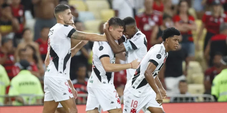 Dupla de zaga do Vasco vive momentos opostos