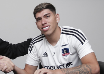 Emprestado pelo Vasco ao Colo-Colo, Palacios é substituído e desaba em lágrimas