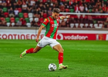 Lateral ex-Vasco surpreende todo mundo e se torna artilheiro de Campeonato Europeu