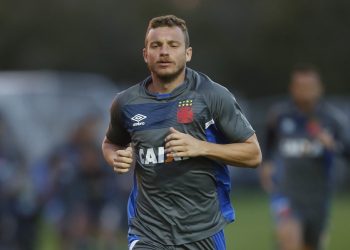 Ex-volante move ação contra o Vasco cobrando 8 milhões por possíveis erros nas cirurgias que abreviaram sua carreira